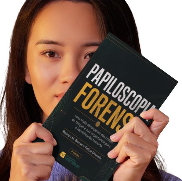 Leitora segurando o livro Papiloscopia Forense